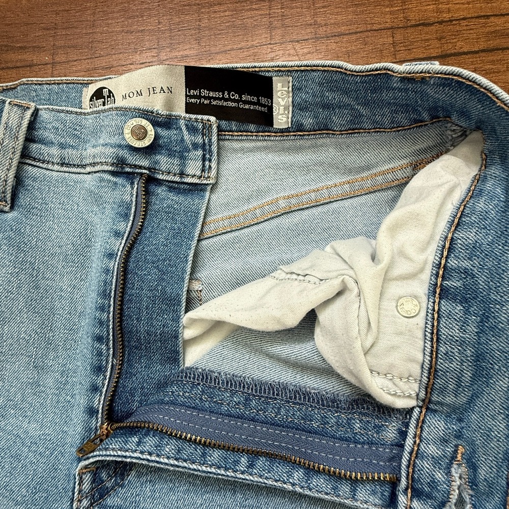 Levis Jeans Silver Tab Womens 29 Mom Jean Distressed Light Wash Blue - Picture 7 of 11